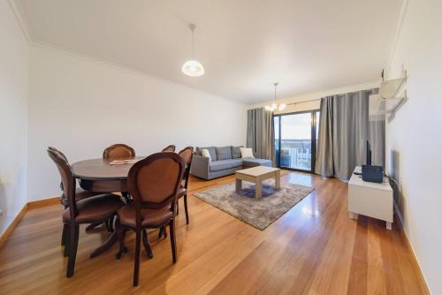 Falcon Flat by Mth
