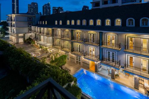 an aerial view of a building with a swimming pool at La Petite Salil Sukhumvit Thonglor 1 in Bangkok