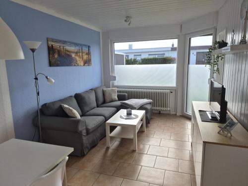 a living room with a couch and a table at Feriengarten Dahme W 22 in Dahme