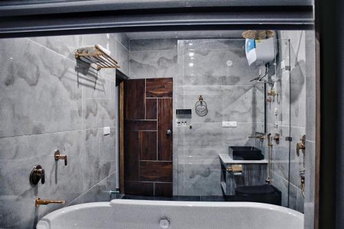 a bathroom with a bath tub and a sink at Kaldan Palace in Hundar