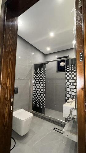 a bathroom with a toilet and a sink at سبانا شاليه in Jerash