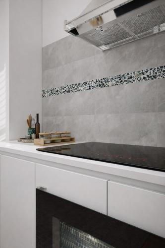 a kitchen with a counter with a stove at Urban Bloomsbury Hideaway in London