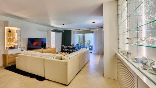 HORIZON Riviera Apartment by Anastassiadis Hospitality