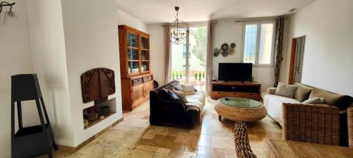 House 5p with garden and pool aircon
