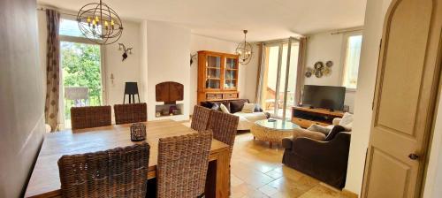 House 5p with garden and pool aircon