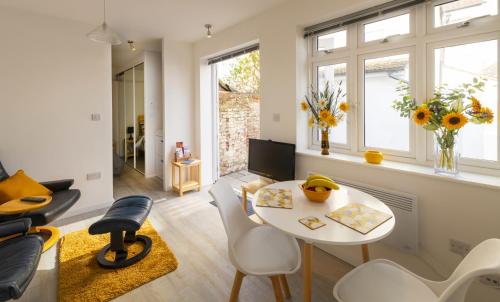 a living room with a white table and chairs at The Bake House in Worthing