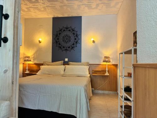 a bedroom with a white bed with a blue wall at Ons Spanje in Calpe