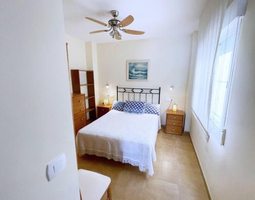 a bedroom with a bed and a ceiling fan at Comeback Brisa Serena in Rubite