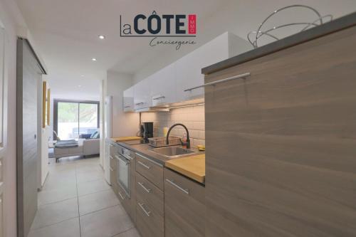 una cocina con fregadero y encimera en Le nid bleu, en Sausset-les-Pins