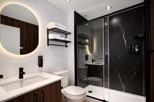 a bathroom with a toilet and a sink and a shower at Room with a King-Size Bed Downtown Quebec in Quebec City