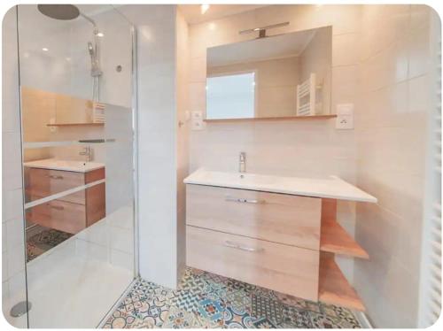 a bathroom with two sinks and a shower at Chez moi in Mont-Saint-Martin