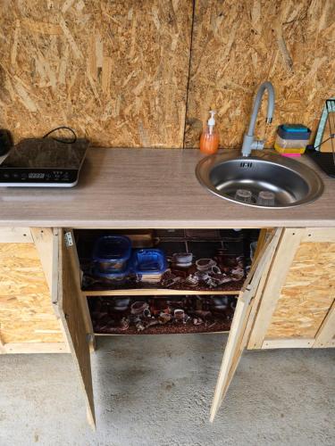 a kitchen counter with a sink and a sink at Cabana Mura in Olăneşti