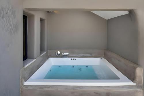 Christianna & George Luxury Hot Tub Apartment