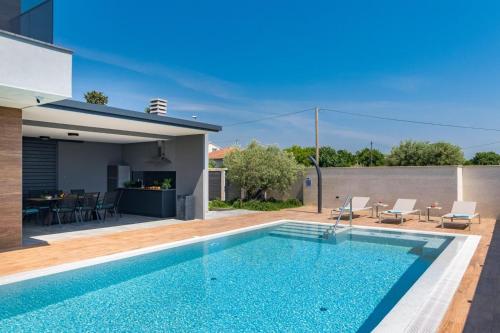Villa Bellatrix in Fažana with beach front and sea view