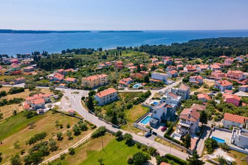 Villa Bellatrix in Fažana with beach front and sea view