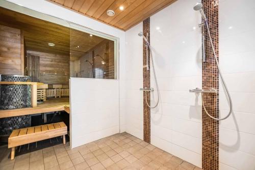 a bathroom with a shower and a bench at Päijänteen Helmi 2 in Jämsä