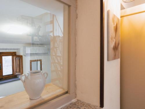 a vase sitting in a window in a room at La casetta di Mercatello in Bagnoregio