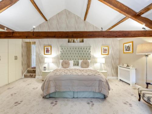 a bedroom with a large bed in a room at 4 Bed in Leyburn oc-83260 in Middleham