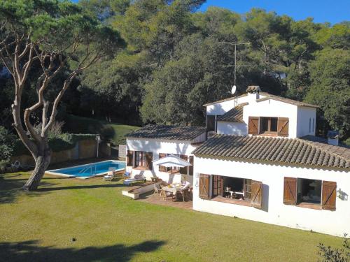 a white house with a pool in the yard at El Jardí de Tamariu in Tamariu