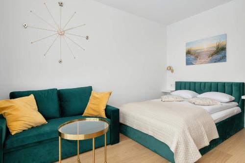 Bright & Modern Studio with Balcony Close to the City Center by Noclegi Renters