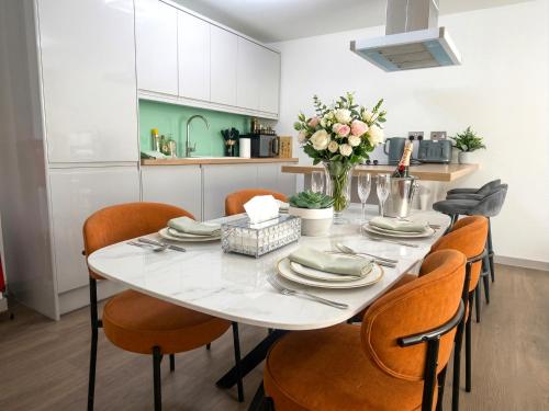 a dining room with a white table and chairs at Horizon House, Luxury 2-Bedroom Ground floor flat, Parking, WiFi, Netflix in Oxford