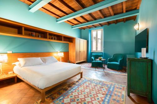 a bedroom with a bed and a blue wall at Incentrum in Rome