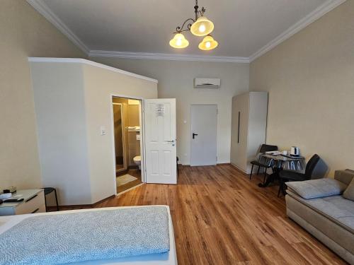 ein Wohnzimmer mit Sofa und Tisch in der Unterkunft K+T Boardinghouse in Wien