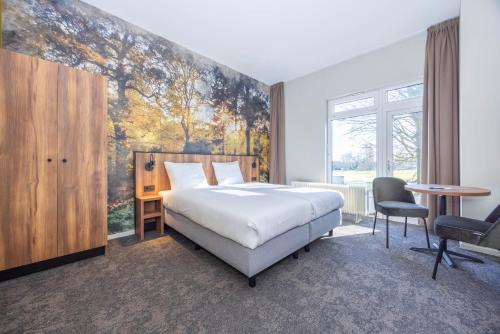 a bedroom with a bed and a painting on the wall at Fletcher Hotel-Restaurant Paasberg in Lochem