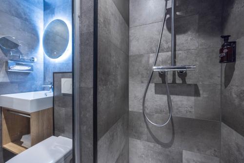 a bathroom with a shower and a sink at Fletcher Hotel-Restaurant Paasberg in Lochem