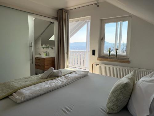 ein Schlafzimmer mit einem großen Bett und einem großen Fenster in der Unterkunft Inklusions- und Panorama Hotel Kochsberg in Grebendorf