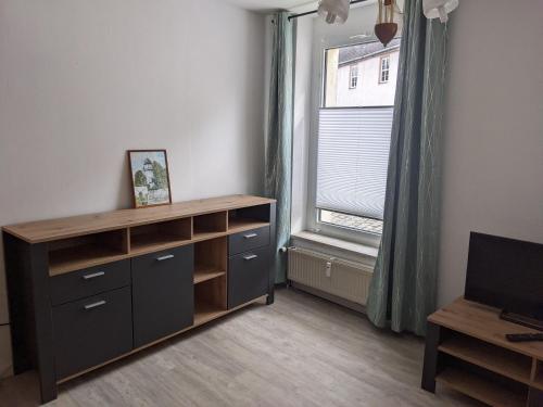 a living room with a desk and a window at Auszeit im Vorharz in Wegeleben