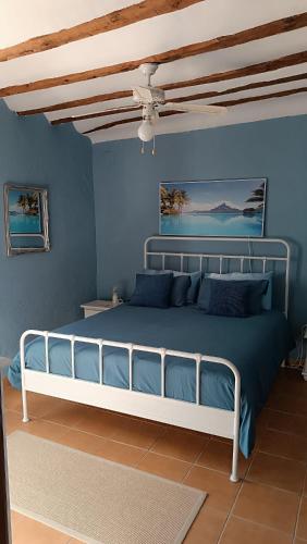a bedroom with a bed with blue walls and a ceiling at Sunny Vista in Pinoso