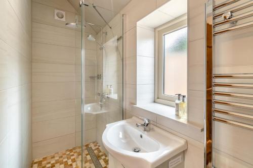 a bathroom with a sink and a glass shower at 2 Bed in Melbourne oc-t29849 in Kingʼs Newton