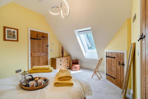 a bedroom with a bed with a basket on it at 2 Bed in Melbourne oc-t29849 in Kingʼs Newton