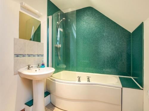 a bathroom with a sink and a tub and a toilet at 3 Bed in Sherborne oc-folwr in Long Burton