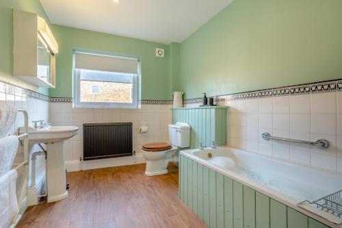 a bathroom with a tub and a toilet and a sink at 1 Bed in Crayke oc-g33754 in Crayke