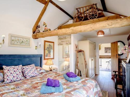 a bedroom with a bed with two pillows on it at 2 Bed in Lechlade oc-77493 in Langford