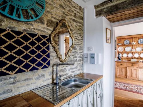 a kitchen with a sink and a mirror on the wall at 2 Bed in Lechlade oc-77493 in Langford