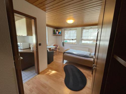 a small room with a bed and a kitchen at Appartement an der Steinach in Nagold