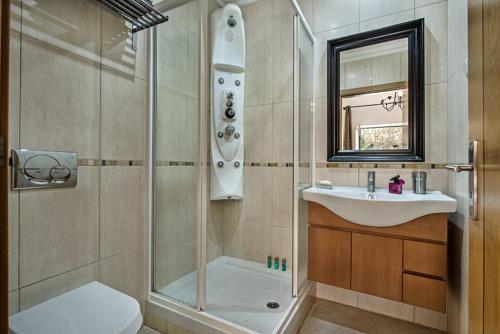 Stylish Tavira Apartment with Large Patio & Pool