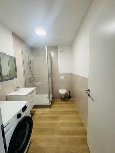 a bathroom with a shower and a sink and a toilet at Siegen Apartments - Modern & mit Parkplatz in Siegen