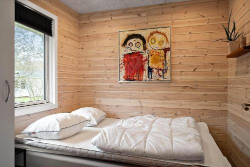 a bed in a room with a painting on the wall at LF127-Vestervig-Gunhildsvej-27 in Vestervig