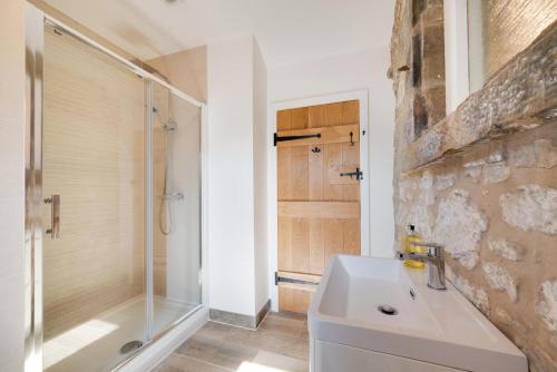 a bathroom with a sink and a shower at 4 Bed in Buxton oc-dcoldd in Hartington
