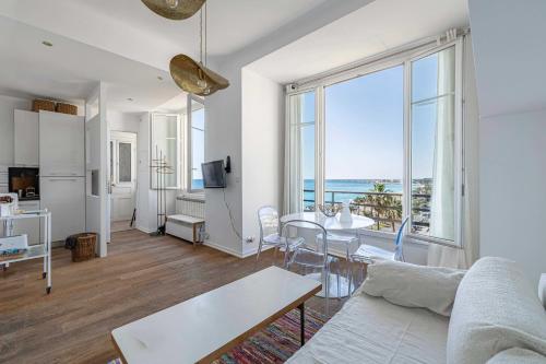 fAir-conditioned Seafront Apartment – Nice