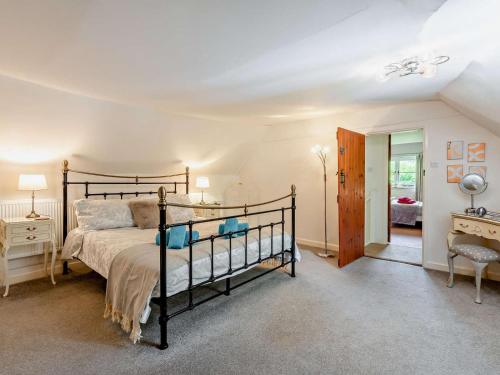 a bedroom with a large bed in a room at 2 Bed in Romsey oc-thatc in Newtown