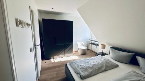 a bedroom with a bed and a blue door at Min Ithüus in Rantum