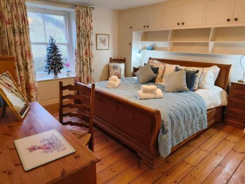 a bedroom with a bed with two towels on it at 3 Bed in Askrigg oc-w29833 in Marsett