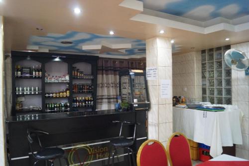 El salón o zona de bar de Vision Hotel Kampala
