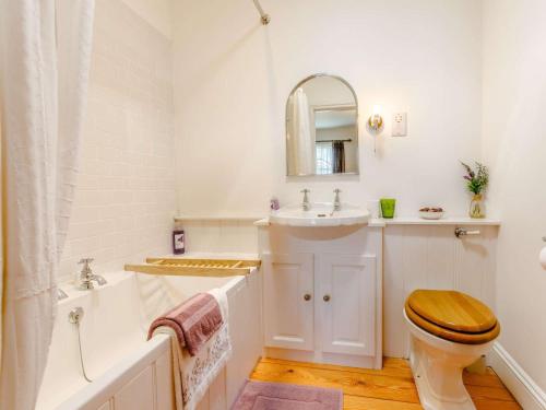 a bathroom with a toilet and a sink and a tub at 2 Bed in Sway oc-nfl43 in Sway