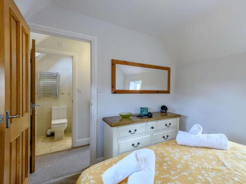 a bedroom with a bed and a bathroom with a toilet at 1 Bed in Lyndhurst oc-nfl60 in Lyndhurst